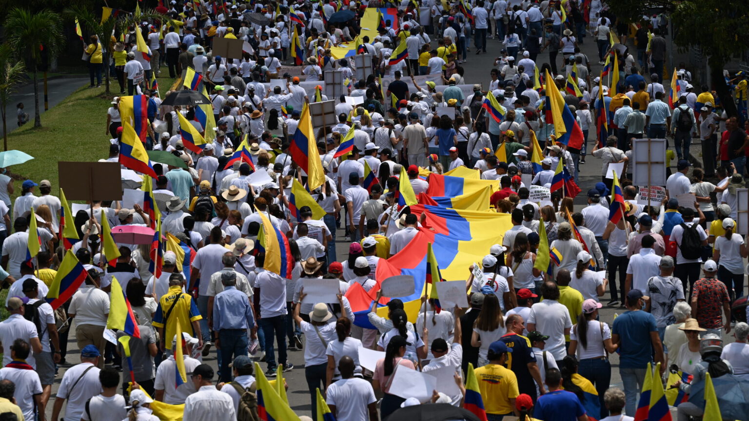 Los colombianos protestan por primera vez contra el Gobierno de Petro