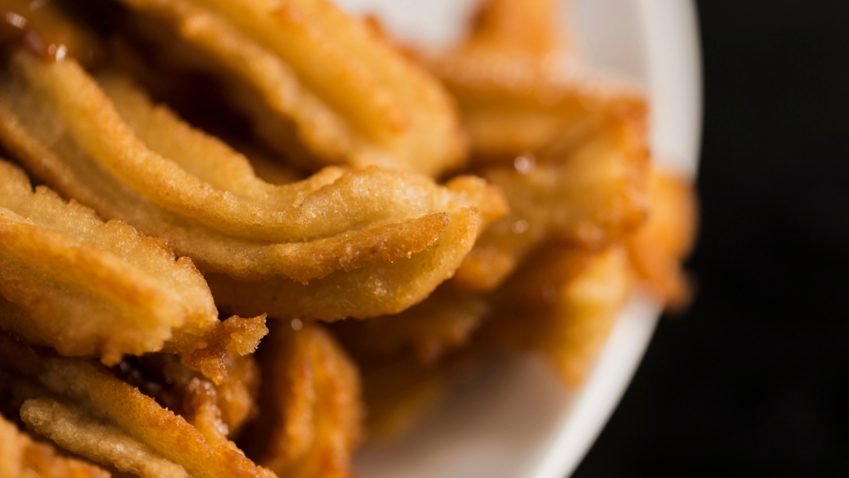 Un plato con varios churros.