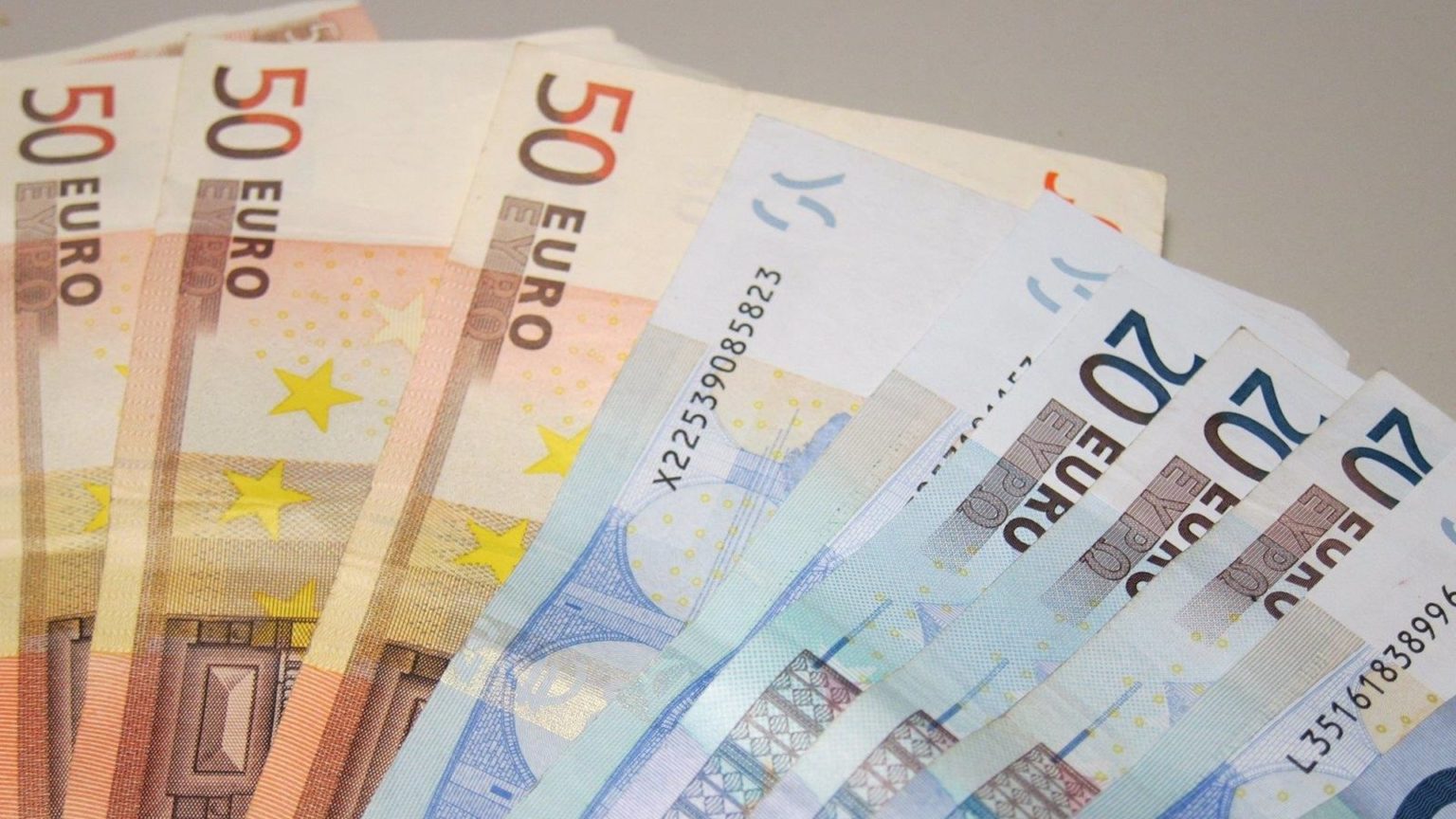 El euro cae a mínimos de 20 años al perder el cambio de 0,99 dólares