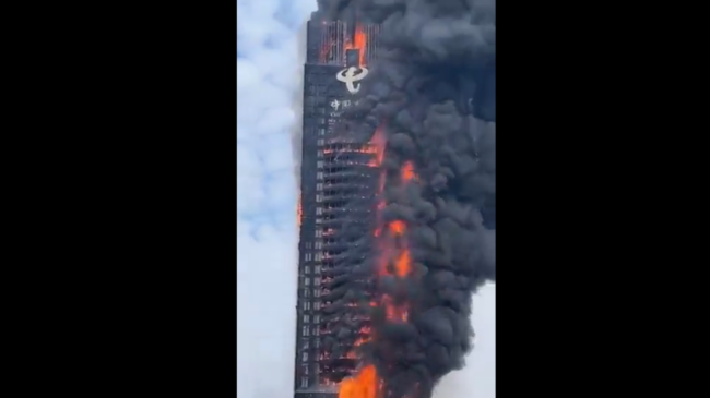 Un espectacular incendio arrasa un rascacielos de 200 metros en el sur de China