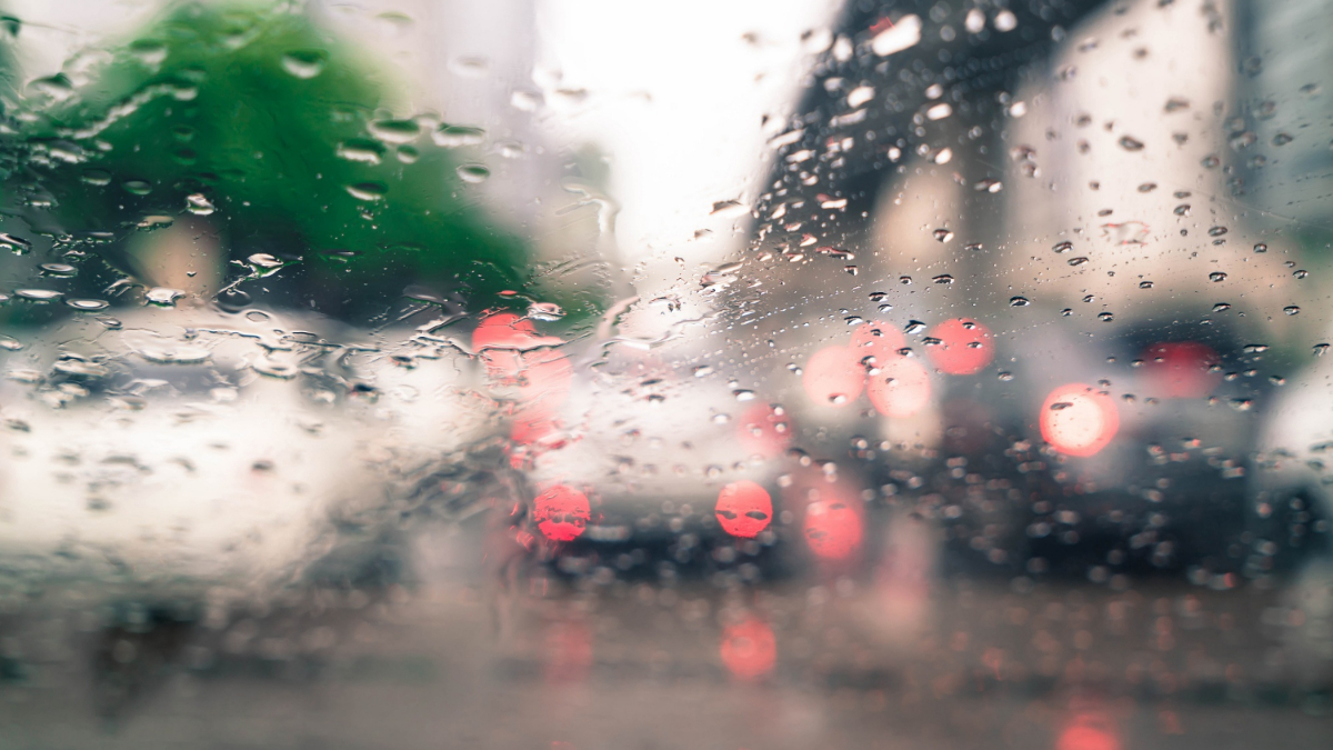 Una luna de un coche cubierta de gotas de lluvia