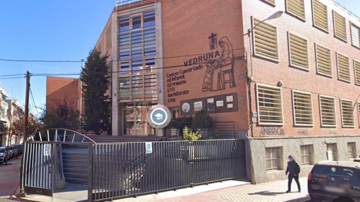 Tres chicos apuñalan de gravedad a otro, de 15 años, en un colegio de Carabanchel (Madrid)