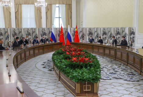 Rusia y China estrechan lazos con una reunión en la que Xi pide «liderar un mundo cambiante»