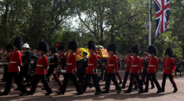 El cortejo fúnebre de Isabel II parte hacia Westminster con el rey Carlos III a la cabeza
