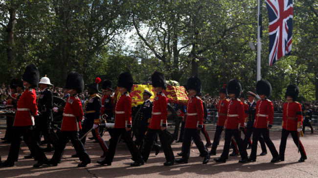El cortejo fúnebre de Isabel II parte hacia Westminster con el rey Carlos III a la cabeza