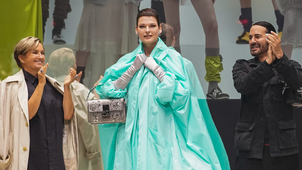 Linda Evangelista vuelve a la pasarela tras quedar «desfigurada» (con Fendi y muy tapada)