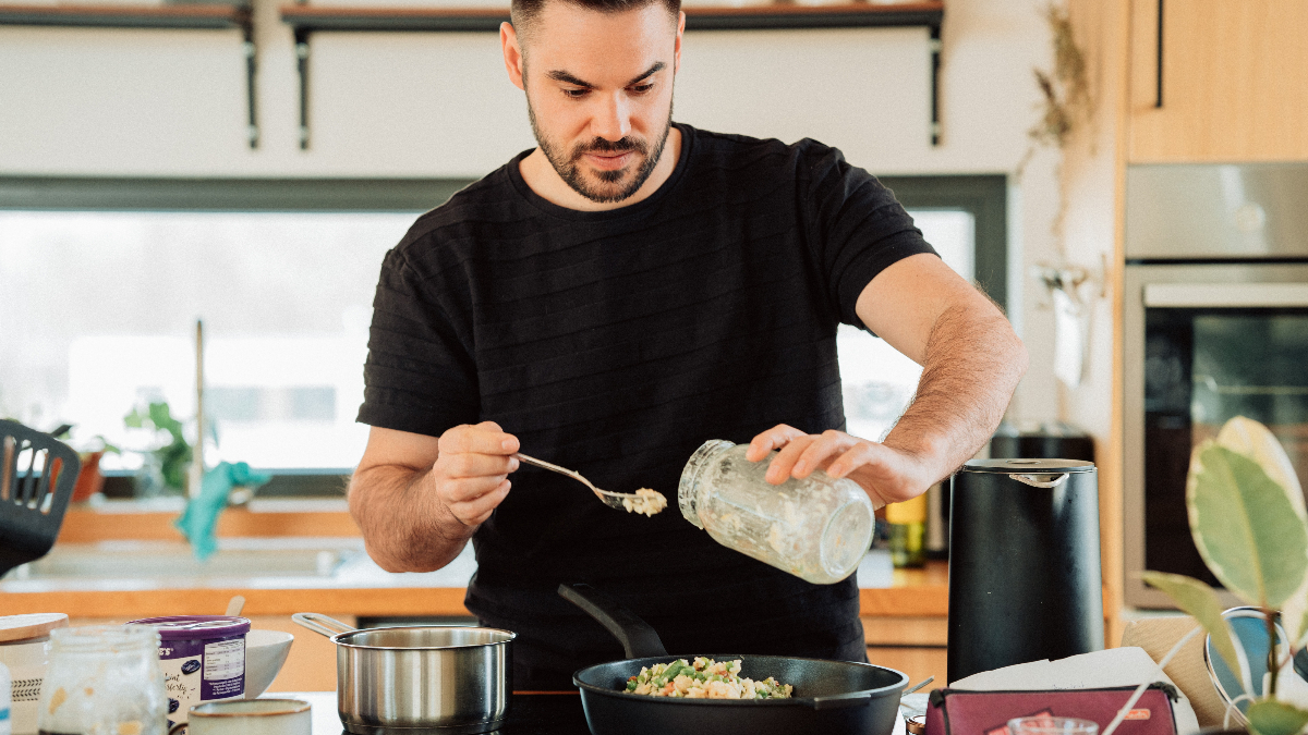 Un hombre cocinando