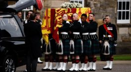 El cortejo fúnebre de la reina Isabel II de Inglaterra llega a Edimburgo para ser velado