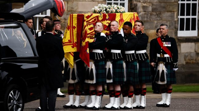 El cortejo fúnebre de la reina Isabel II de Inglaterra llega a Edimburgo para ser velado