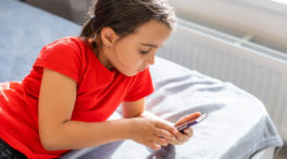Niños con móvil: cuándo comprar el primer teléfono y cómo hacerlo