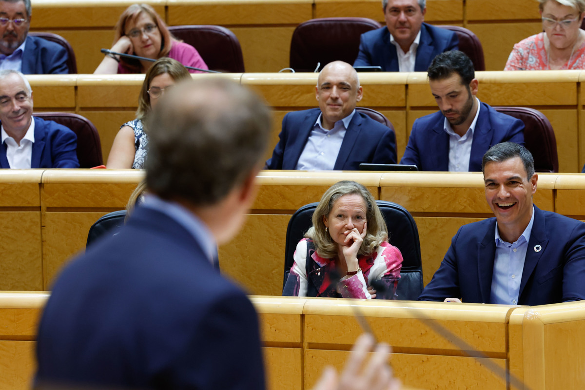 Feijóo pide a Sánchez que cese a los ministros de Podemos y pacte con el PP