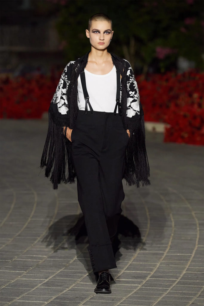 Modelo con mantón de Manila durante el desfile de Dior en Sevilla