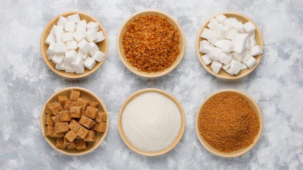 Varios boles con distintos tipos de azúcar: en grano, en terrón, blanco y moreno
