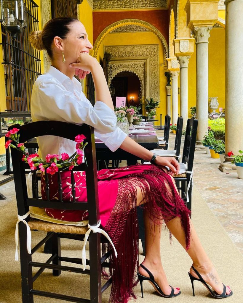 La modelo Laura Sánchez con mantón a modo de falda. (Fuente: Instagram)