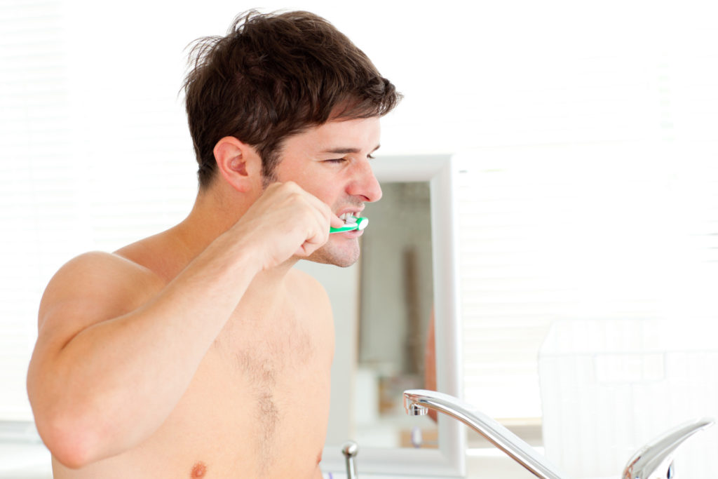 Lavarse los dientes después de practicar sexo oral es un error