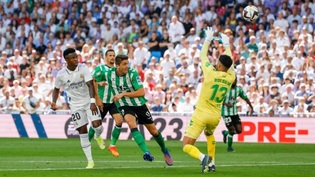El Real Madrid vence al Betis por 2-1 en su estreno liguero en el Bernabéu