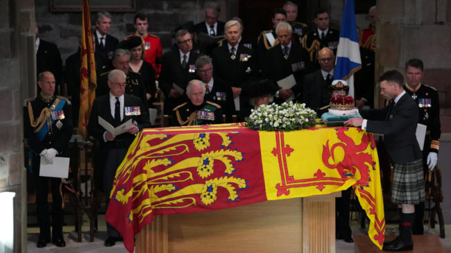 La muerte de Isabel II, en directo: Abre la capilla ardiente de la Catedral de Saint Giles para que los escoceses despidan a la reina