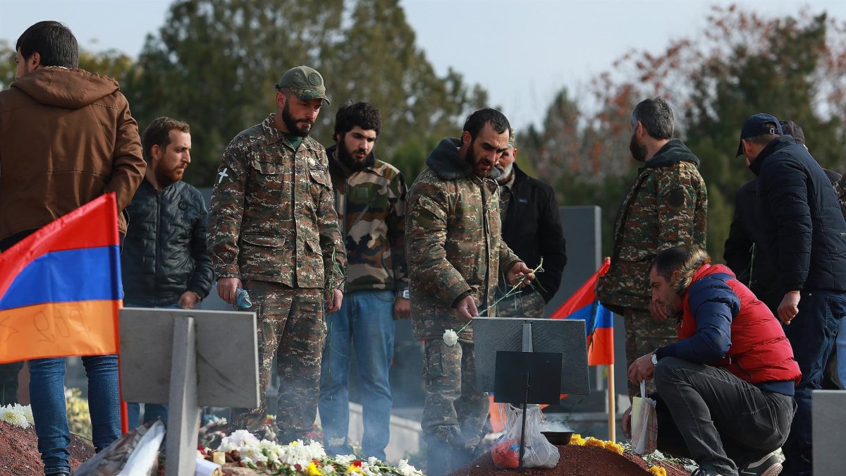 Armenia y Azerbaiyán acuerdan un alto al fuego tras la muerte de 155 soldados