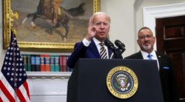 Biden lleva a defender la democracia frente al avance del extremismo de Trump
