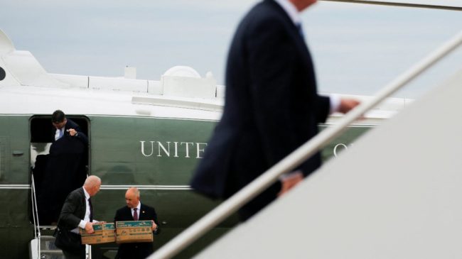 Trump sustrajo un documento con información nuclear extranjera tras dejar la Casa Blanca