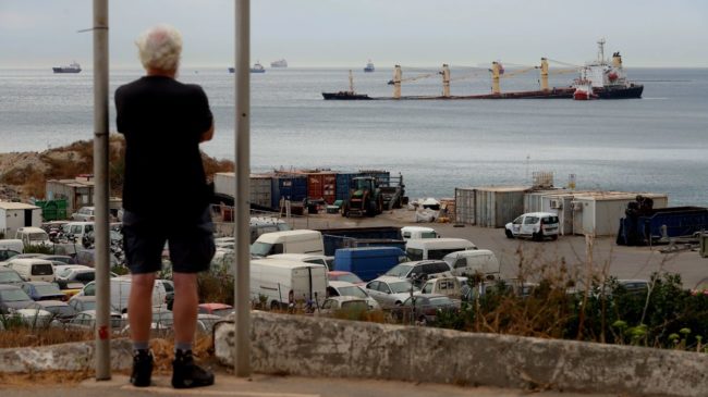 Sacan 41 toneladas de combustible del buque varado en Gibraltar