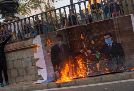 Queman una foto de Pere Aragonès y Pedro Sánchez durante una manifestación de la Diada