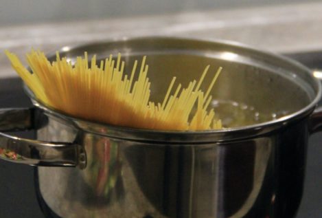 Un Nobel de Física italiano pide cocer la pasta con el fuego apagado para ahorrar energía