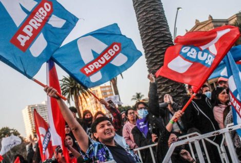 Los chilenos afrontan divididos la votación que puede derogar su Constitución