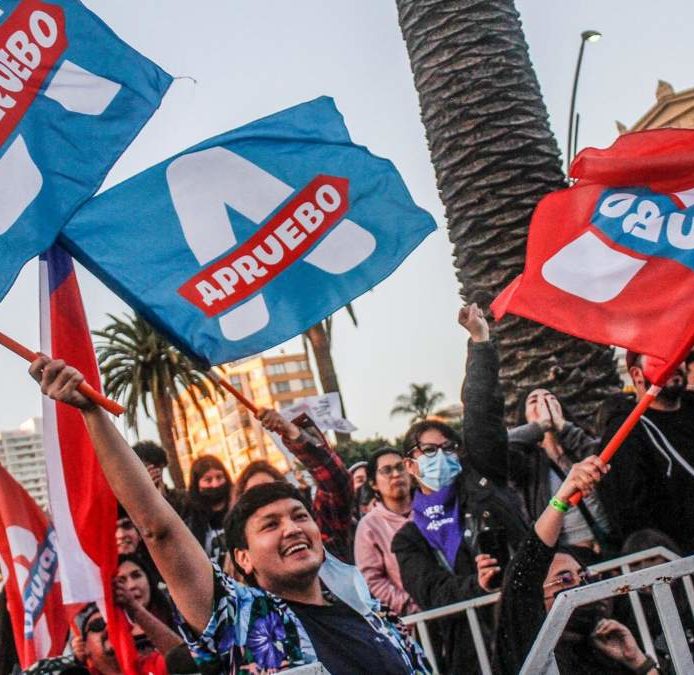Los chilenos afrontan divididos la votación que puede derogar su Constitución