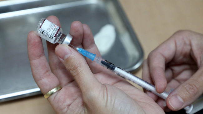 Sanidad estudia el inicio de la cuarta dosis contra la covid y la vacunación de la gripe