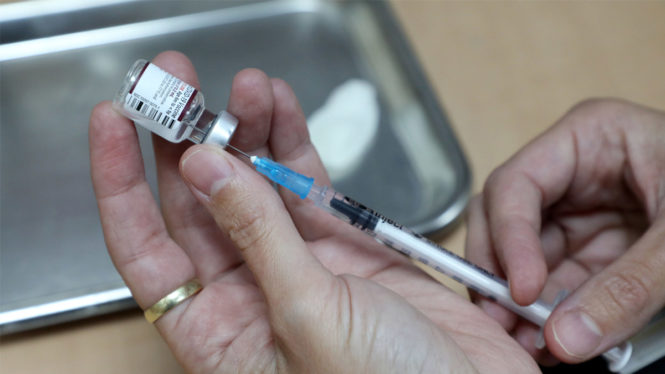 Sanidad estudia el inicio de la cuarta dosis contra la covid y la vacunación de la gripe