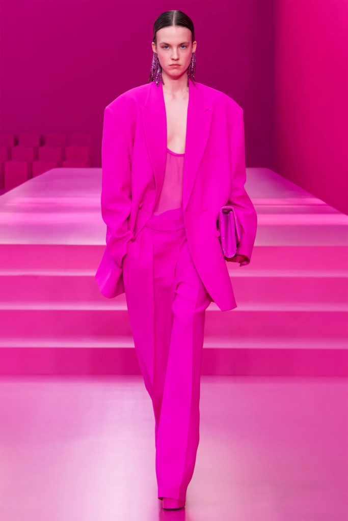 Total look con prendas de tendencias en rosa