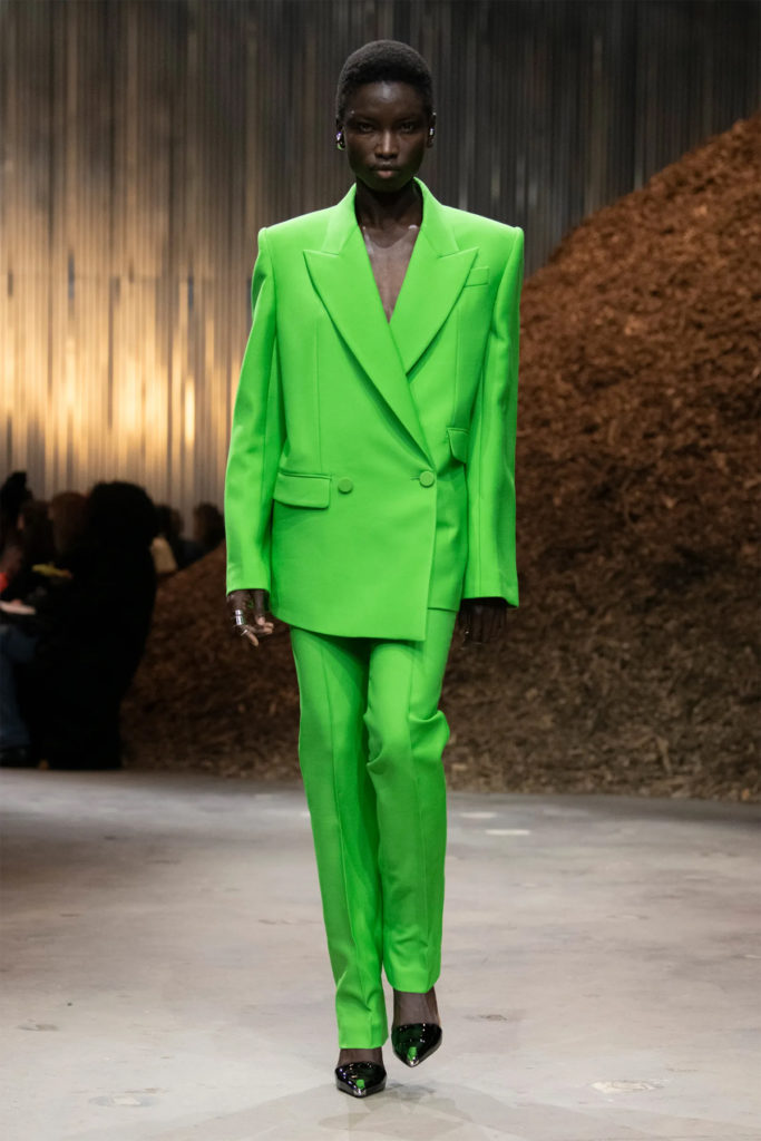 Modelo con traje en verde ácido de Alexander McQueen