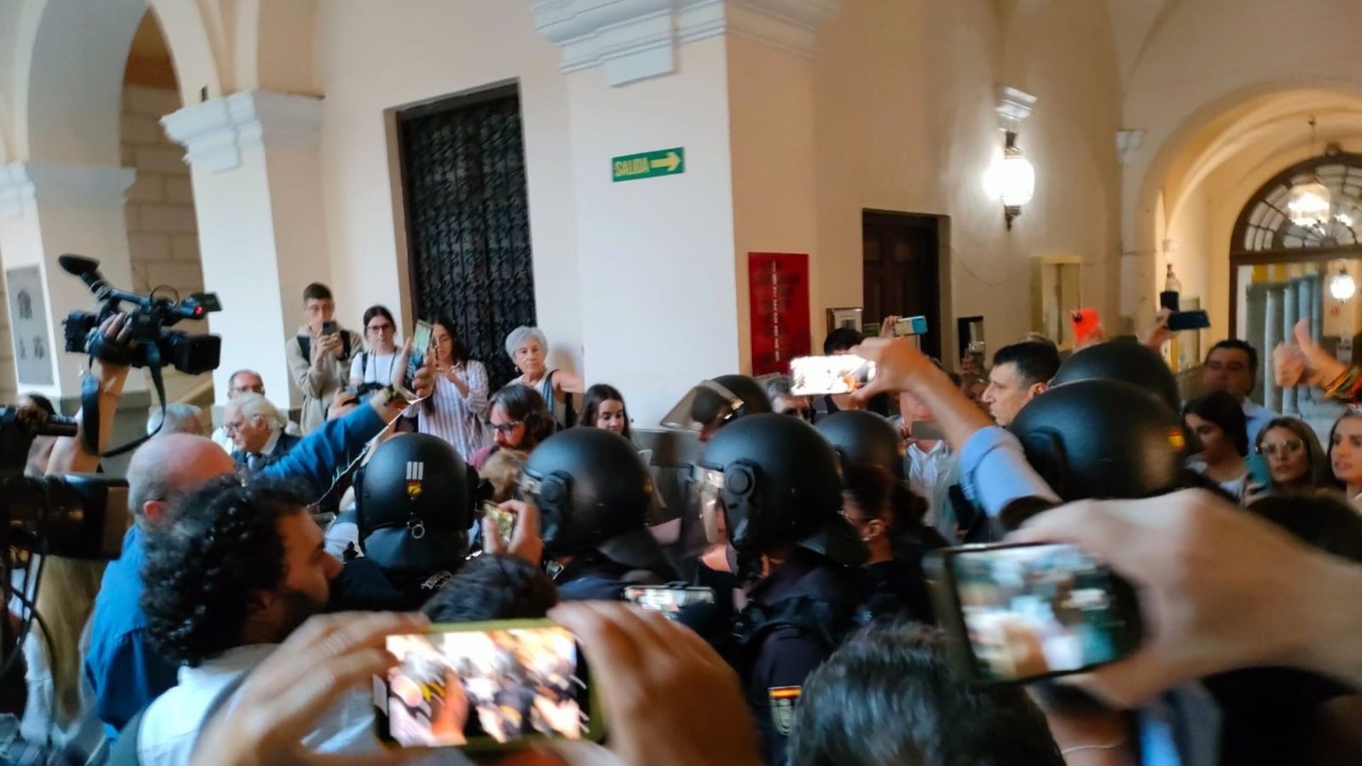 Cargas policiales e insultos en un acto de Macarena Olona en la Universidad de Granada