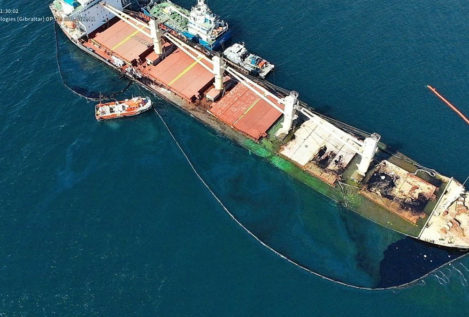 Nuevos restos de petróleo del buque OS35 alcanzan la playa de Sandy Bay en Gibraltar
