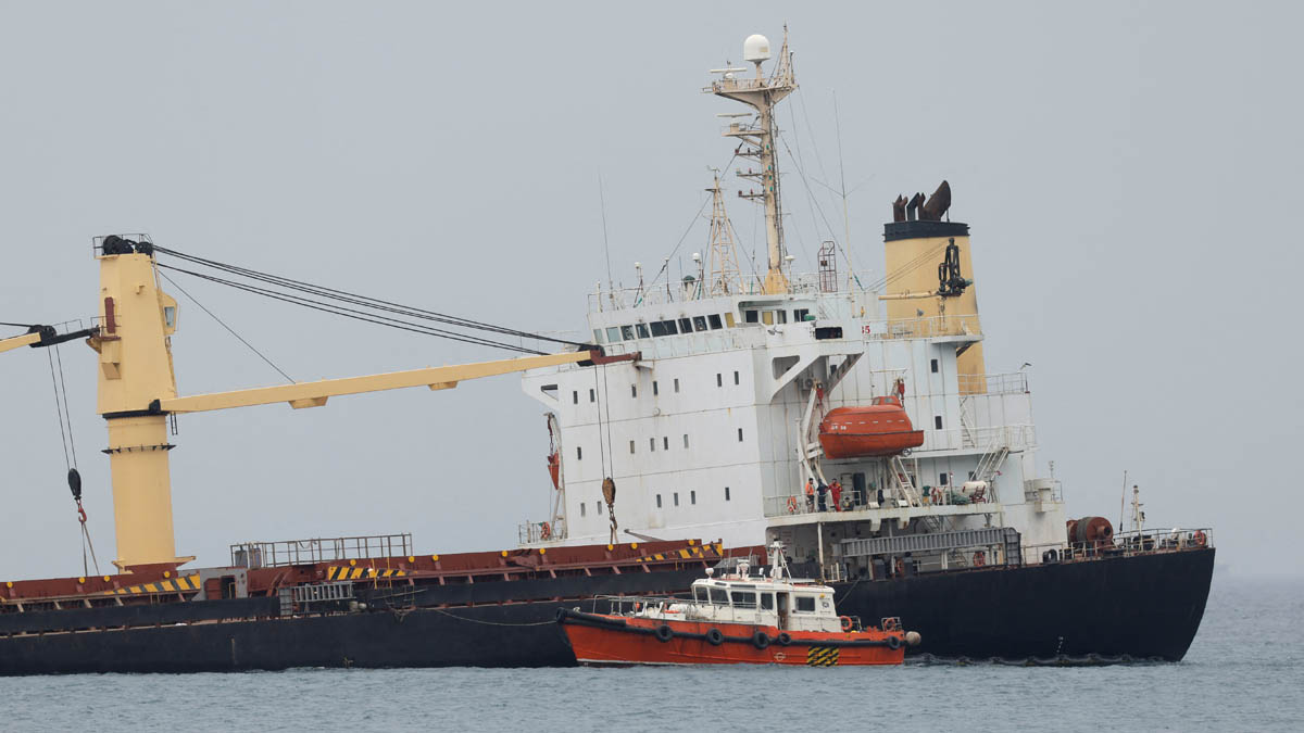 Gibraltar empezará a extraer hoy el combustible del buque varado en la Bahía de Algeciras