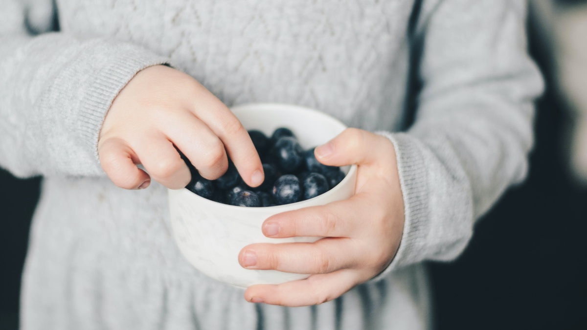 Comer varias piezas de fruta al día puede ayudar a prevenir esta enfermedad. 