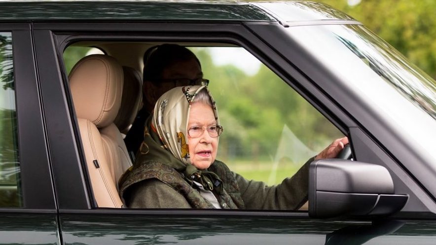 Isabel II: la reina que no dejaba conducir a sus escoltas… y otras anécdotas sobre ruedas