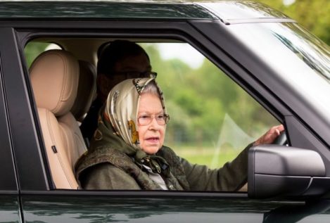 Isabel II: la reina que no dejaba conducir a sus escoltas... y otras anécdotas sobre ruedas