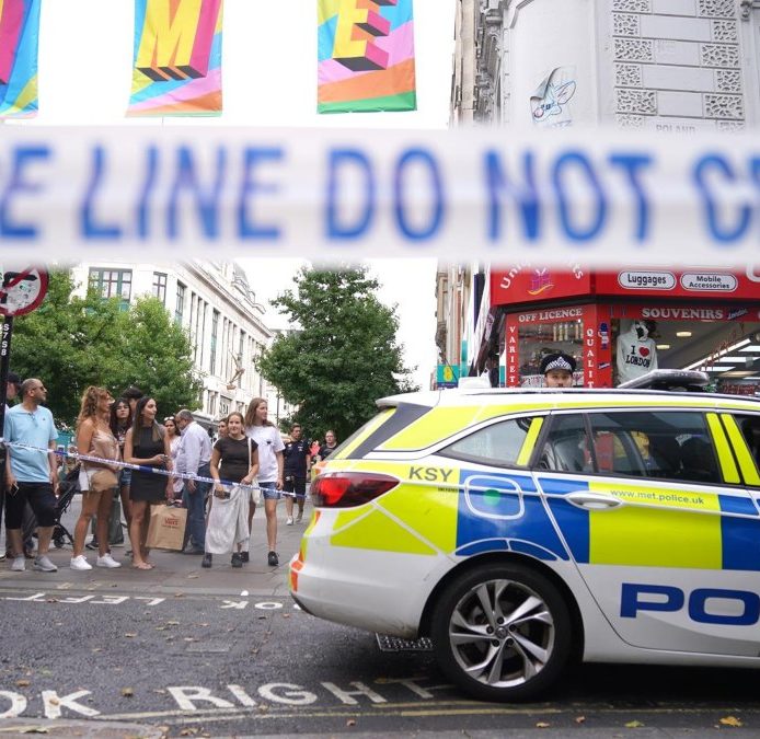 Un hombre apuñala a dos policías en el centro de Londres