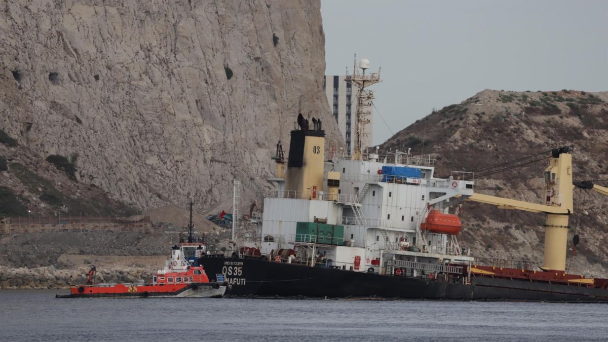 La situación del buque varado en Gibraltar es «estable» tras extraer combustible toda la noche