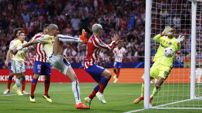 El Atlético de Madrid vence al Oporto en el último minuto en un tiempo añadido loco (2-1)