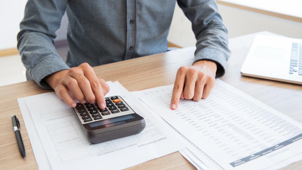 Un hombre hace cuentas con una calculadora