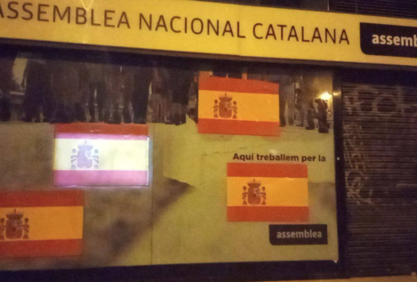 La sede de la ANC amanece con cuatro banderas españolas pegadas en la fachada