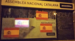 La sede de la ANC amanece con cuatro banderas españolas pegadas en la fachada