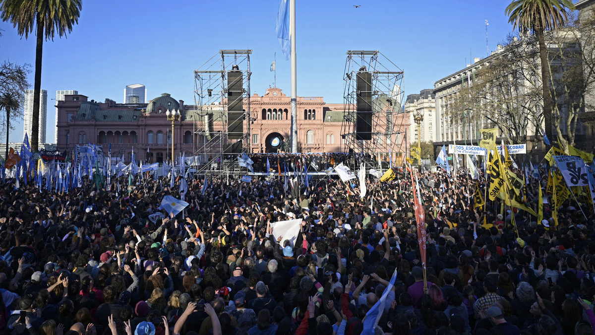 Miles de personas marchan en Buenos Aires en repulsa por el ataque a Cristina Fernández