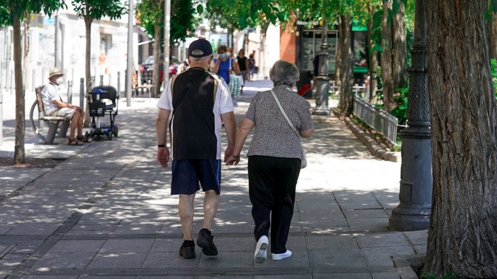 Una pareja de ancianos paseando