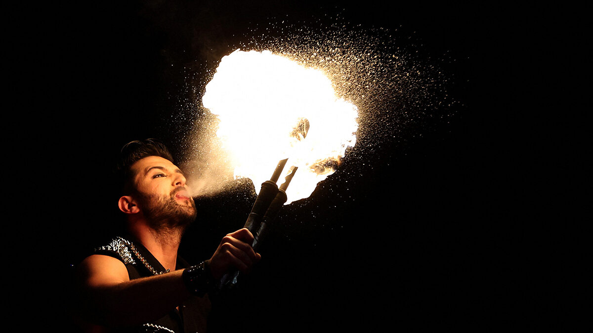 El circo 'Mystike' reúne en Barcelona a más de una veintena de acróbatas