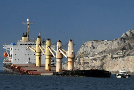 Gibraltar acusa al capitán del barco encallado de desobedecer las instrucciones de detenerse