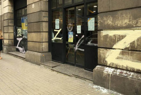 Vandalizan un centro de ayuda a Ucrania en Barcelona con pintadas prorrusas